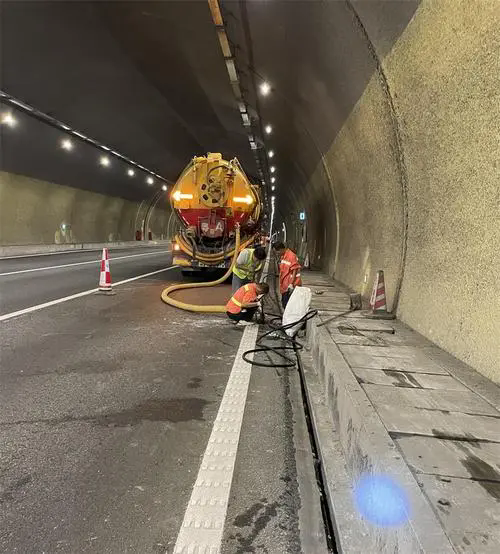 东安隧道排水渠清淤